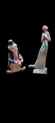 deux figurines représentant un homme et une femme sur fond noir