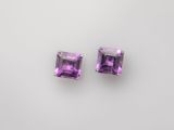 une paire de boucles d'oreilles en améthorate sur fond blanc