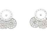 paire de boucles d'oreilles en or blanc et diamants ornées d'un cadran d'horloge