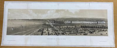une vieille photo montrant une vue de la ville depuis le sommet d'une colline
