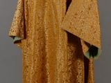 une photo d'une robe dorée sur un présentoir à mannequin