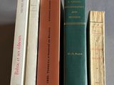 trois livres superposés sur une table