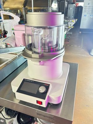 un mixeur posé sur une table dans une pièce