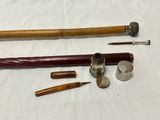 un grand nombre d'outils posés sur une table