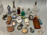 beaucoup d'objets en verre posés ensemble sur la table