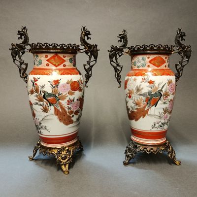 deux vases posés côte à côte sur une table