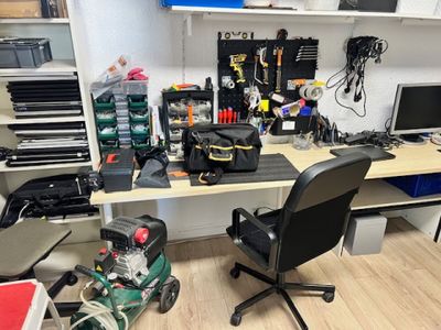 un bureau avec une chaise et un ordinateur dessus