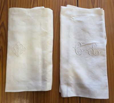 526 / CH-T1 / Lot de deux nappes blanches en coton l'un…