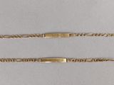 trois types différents de bracelets en or sur un fond blanc