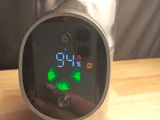 une horloge numérique posée sur le bord d'une table