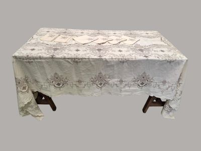Nappe et six serviettes en tissu brodé. 280 cm x 164 cm - Photo 1