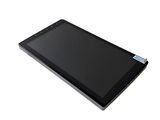 une tablette posée sur une surface blanche