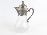 un pichet ancien en verre plaqué argent sur fond blanc