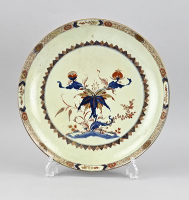 l'image d'une assiette sur laquelle figurent un oiseau et des fleurs