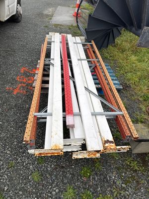 deux parapluies posés sur le bord de la route, à côté d'un camion