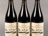 trois bouteilles de vin posées l'une à côté de l'autre sur une table
