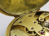 un gros plan d'une montre de poche en or