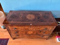 Commode en résineux et marqueterie sur trois faces à motif d… (photo 3)