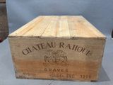 une boîte en bois avec une étiquette posée sur une table