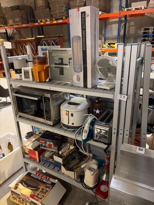 de nombreux appareils électroménagers qui se trouvent sur les étagères de la pièce