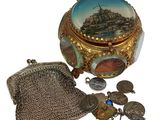 un porte-monnaie contenant des pièces et un porte-monnaie sur lequel est représenté un château
