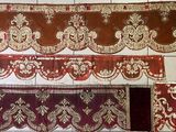 de nombreux types de rideaux accrochés au mur