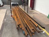 un tas de bois posé par terre dans un entrepôt