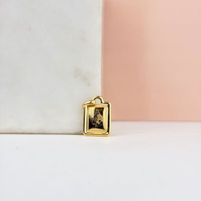 un gros plan sur un petit cadenas doré posé sur un bloc de marbre