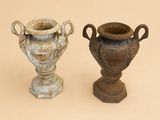 deux vases posés l'un à côté de l'autre sur une table