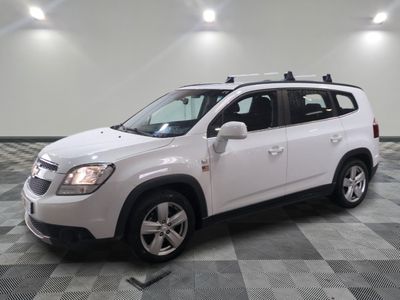 La Chevrolet RAV blanche est garée sur un sol carrelé à damier.