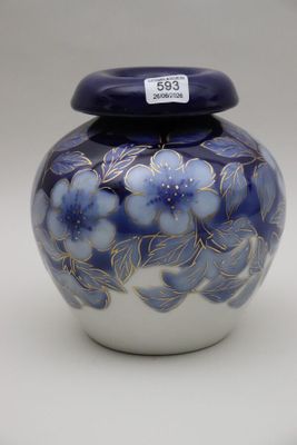 un vase bleu et blanc avec des fleurs
