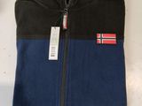 un gros plan sur une veste de ski bleue et noire ornée du drapeau norvégien