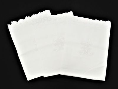 trois mouchoirs blancs sur fond noir