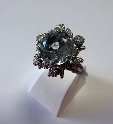 une image d'une bague avec une pierre en topaze bleue