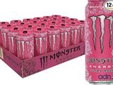 une boisson énergisante « Monster » rose dans une boîte en carton, à côté d'un carton de canettes