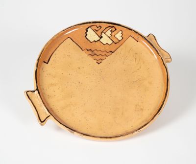 une image représentant une assiette marron ornée d'un motif de poisson