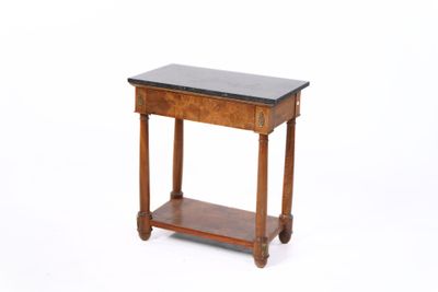 une petite table à plateau en marbre montée sur roulettes