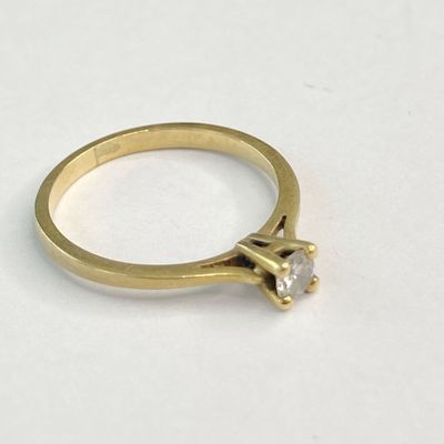 bague de fiançailles en or jaune sertie d'un seul diamant