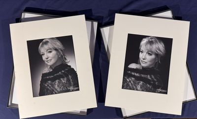 deux photos en noir et blanc d'une femme en robe noire