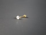 un piercing au nez en or orné d'un seul diamant