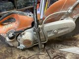 a machine that is sitting on the floor in the garage
