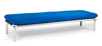 le banc est blanc et bleu, avec un coussin bleu dessus