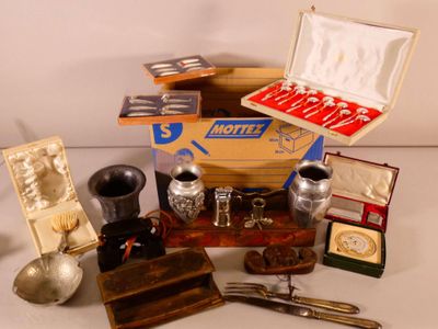 Objets de brocante à la découverte. - Photo 1