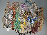 tout un tas de colliers et de bracelets différents posés sur la table