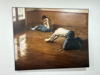 un tableau accroché au mur d'une pièce où un homme est allongé par terre