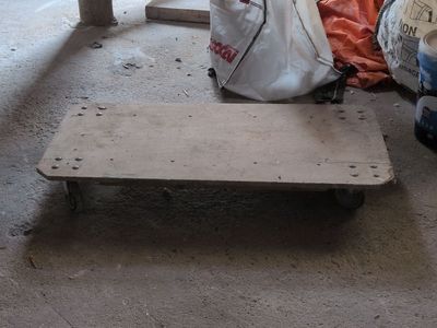 un banc en bois posé au milieu d'une pièce