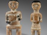 deux figurines sculptées représentant un homme et une femme