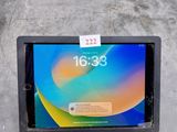 une tablette posée sur une table