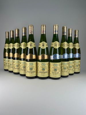 six bouteilles de vin alignées sur une table