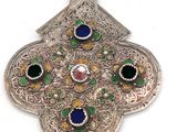 un gros plan sur un pendentif en argent orné de pierres multicolores